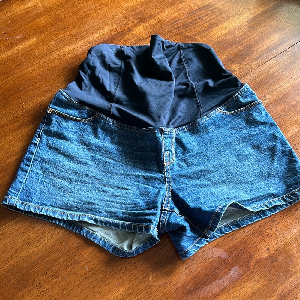 Ingrid & Isabel Maternity Shorts